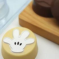 Forma para Chocolate com Silicone Pão de Mel Peq. Luva do Mickey 80g Cod. 12041 BWB Acetato Licenciada Disney Forma para Chocolate com Silicone Pão de Mel Peq. Luva do Mickey 80g Cod. 12041 BWB Acetato Licenciada Disney
