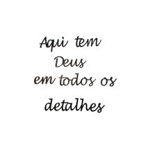 Frase decorativa aqui tem Deus em cada Detalhes