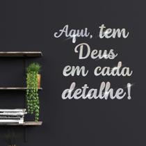 Frase Decorativa Em Acrílico - Aqui Tem Deus Em Cada Detalhe acrilico