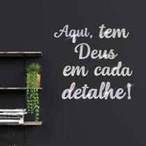 Frase Decorativa Em Acrílico - Aqui Tem Deus Em Cada Detalhe
