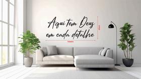 Frase Decorativa em MDF Aqui Tem Deus em Cada Detalhe Quadro para Parede com Palavra de Fé