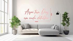 Frase Decorativa em MDF Aqui Tem Deus em Cada Detalhe Quadro para Parede com Palavra de Fé