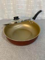 Frigideira 28 cm wok antiaderente com tampa de vidro cor cereja Frigideira 28 cm wok antiaderente com tampa de vidro cor cereja