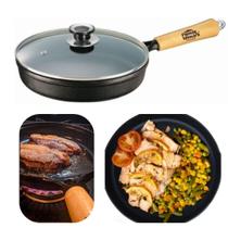 Frigideira de Ferro Fundido 1,5L 24cm Tampa de Vidro e Cabo de Madeira Panela Mineira Original Frigideira de Ferro Fundido 1,5L 24cm Tampa de Vidro e Cabo de Madeira Panela Mineira Original