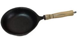 Frigideira P/ Um Ovo Alumino Fundido 12cm Cabo Madeira Antiaderente Frigideira P/ Um Ovo Alumino Fundido 12cm Cabo Madeira Antiaderente