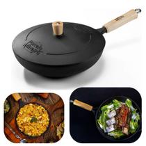 Frigideira Wok 28cm Ferro Fundido 3 Litros Cabo de Madeira e Tampa de Ferro Panela Mineira Original Frigideira Wok 28cm Ferro Fundido 3 Litros Cabo de Madeira e Tampa de Ferro Panela Mineira Original
