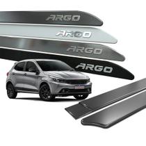 Friso Lateral Porta para Argo 2017 a 2026 Ponta Facao com Nome Cromado Alto Relevo