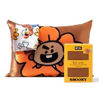Fronha de cetim Kitsch x BT21 (Shooky) para cabelo e pele Fronha de cetim Kitsch x BT21 (Shooky) para cabelo e pele