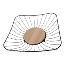 Fruteira Aramada com Fundo de Madeira