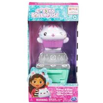 Gabbys Dollhouse Boneca Cakey CAT com Acessorio SUNNY 3648 Gabbys Dollhouse Boneca Cakey CAT com Acessorio SUNNY 3648