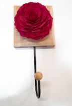 Gancho de metal com Flor Rosa de Madeira Gancho de metal com Flor Rosa de Madeira