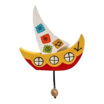 Gancho em ferro e madeira barquinho colorido mod a