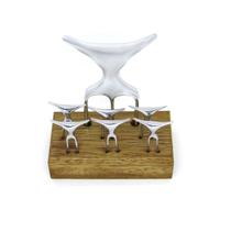 Garfo Churrasco Tridente Prata 16 cm com 6 Petiscos e Suporte de Madeira Garfo Churrasco Tridente Prata 16 cm com 6 Petiscos e Suporte de Madeira