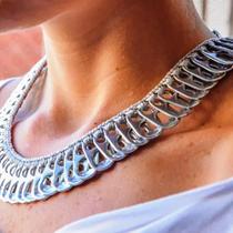 Gargantilha de lacre e crochê