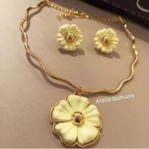 Gargantilha dourada de metal flor