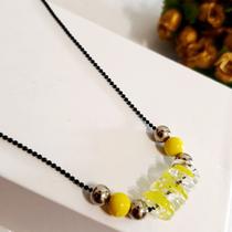 Gargantilha feminina com pingente amarelo