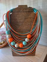 Gargantilha feminina de material sintético Gargantilha feminina de material sintético