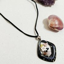 gargantilha feminina preta pingente resina - VOCÊ PODE Bijuterias