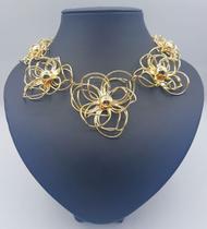 Gargantilha flores vazadas banhada a ouro 18k