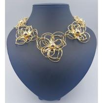 Gargantilha flores vazadas banhada a ouro 18k