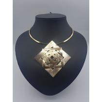 Gargantilha geométrica banhada a ouro 18k