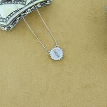 GARGANTILHA PINGENTE MENINO COM BORDA CRAVEJADA - Prata Banhado a Ródio GARGANTILHA PINGENTE MENINO COM BORDA CRAVEJADA - Prata Banhado a Ródio