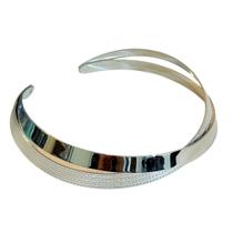 Gargantilha Prata com Aros Entrelaçados Design Moderno