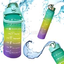 Garrafa de 2 Litros 3 em 1 Colorida Squeeze Frases Motivacionais Tie Dye + Adesivos 2D 3D - Verde Garrafa de 2 Litros 3 em 1 Colorida Squeeze Frases Motivacionais Tie Dye + Adesivos 2D 3D - Verde