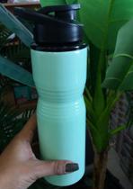 Garrafa para academia, 750 ml em aço com pintura especial, vermelho, preto,bege e verde Garrafa para academia, 750 ml em aço com pintura especial, vermelho, preto,bege e verde