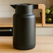 Garrafa Térmica Café Norden 1L Preta com Alça de Madeira e Design Escandinavo Garrafa Térmica Café Norden 1L Preta com Alça de Madeira e Design Escandinavo