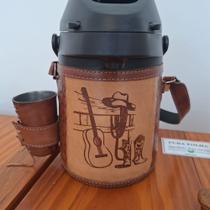 Garrafa Térmica em Inox BigStar 2,5 Litros 24h de água gelada ou quente, garrafa encapada em couro Garrafa Térmica em Inox BigStar 2,5 Litros 24h de água gelada ou quente, garrafa encapada em couro