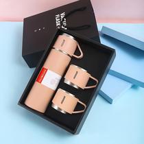 Garrafa Térmica Inox Deluxe 500ml com 3 Mini Copos Inox Mantém a Temperatura Ideal por mais Tempo Garrafa Térmica Inox Deluxe 500ml com 3 Mini Copos Inox Mantém a Temperatura Ideal por mais Tempo