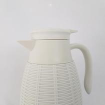 Garrafa térmica revestida em rattan