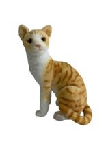 Gato de Pelúcia Realista Sentado Listrado Amarelo 35cm - Fizzy