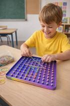 Geoplano Educativo Infantil com Pinos e Elásticos Geometria Coordenação Criatividade