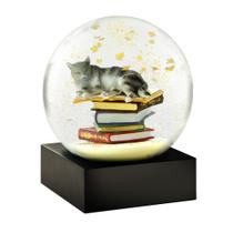 Globo de neve CoolSnowglobes Cat on Books com design de borboleta