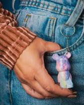 Gloss Chaveiro Urso Teddy Tie Dye MiaMake Lábios Macios e Cores Vibrantes! Gloss Chaveiro Urso Teddy Tie Dye MiaMake Lábios Macios e Cores Vibrantes!