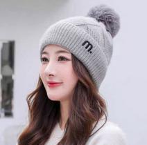 Gorro Touca de Inverno Grossa Feminino Forrada Lã Quentinha Trico Simbolo Letra M Gorro Touca de Inverno Grossa Feminino Forrada Lã Quentinha Trico Simbolo Letra M