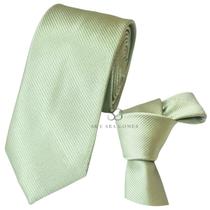 Gravata verde oliva claro tecido trabalhado para padrinhos e eventos