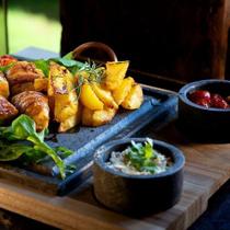 Grelha Quadrada com Alça de Cobre + 2 Cumbucas com Suporte de Madeira 25x25