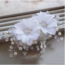 Grinalda branca, acessório de cabelo para noiva modelo de flor