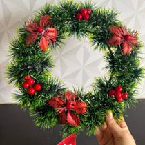 Guirlanda decorativa de natal verde nevada com flores e bola e suporte de plástico para porta