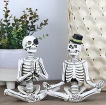 Halloween Sr. e Sra. Meditando Estatuetas de Esqueleto, Dia da Decoração da Mesa Morta Pequenas Estátuas para Decorações de Festas de Halloween em Mantel, Prateleira, Mesa de Buffet ou Peça Central, 2 Pacotes