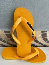 Havaianas top amarelo pop+ pingente placa pretoca