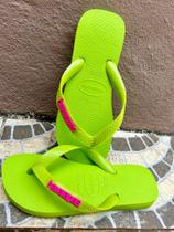 Havaianas top verde limão + pingente placa rosa