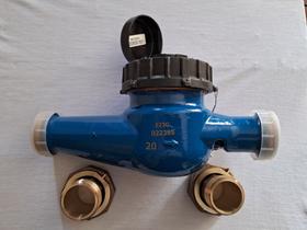 Hidrômetro Multijato 1.1/2'' DN 40 com conexões.