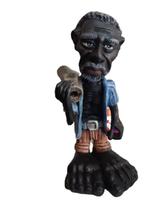 Homem pézão de resina