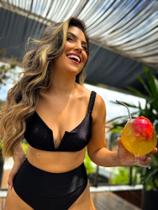 HOT MONALISA. Biquíni cintura alta, com pala e meio fio. O top c/bojo, aro V, alças em tranças