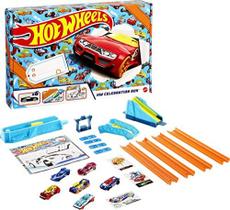 Hot Wheels HW Celebration Box Conjunto completo de partida com 6 1:64 Scale Carros, Pista, Conectores, Lançador de 4 Velocidades, Rampas, Página de Atividade & Adesivos, Presente para Crianças 4 Anos De Idade & Up