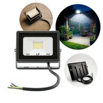 Iluminação Externa Potente 30W Bivolt IP66 Econômica e Durável Iluminação Externa Potente 30W Bivolt IP66 Econômica e Durável